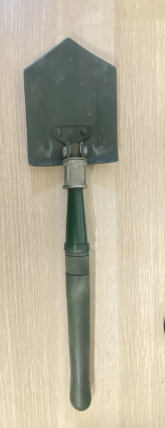 Skládací lopatka malá z maďarské armády s pouzdrem. odolná, délka cca 55 cm