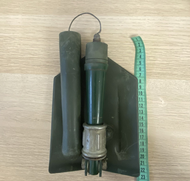 Skládací lopatka malá z maďarské armády s pouzdrem. odolná, délka cca 55 cm
