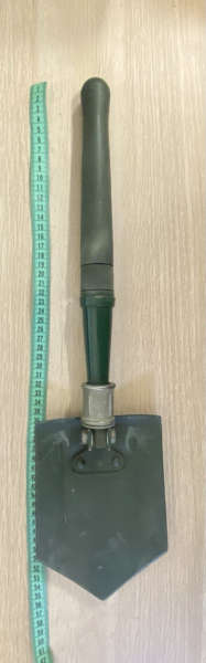 Skládací lopatka malá z maďarské armády s pouzdrem. odolná, délka cca 55 cm